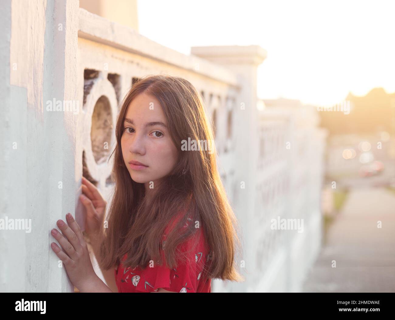 Portrait eines traurigen Teenagers, das am Sommerabend im Freien träumt Stockfoto