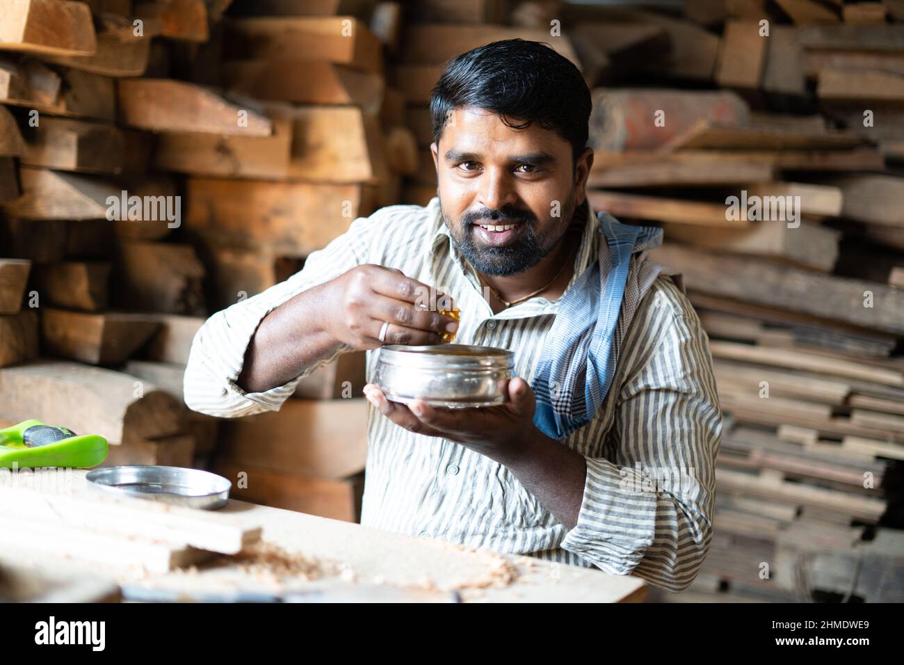 Zimmermann, der Essen aus der Lunchbox im Laden isst - Konzept der Pause, Kleinbetrieb und Handwerker Stockfoto