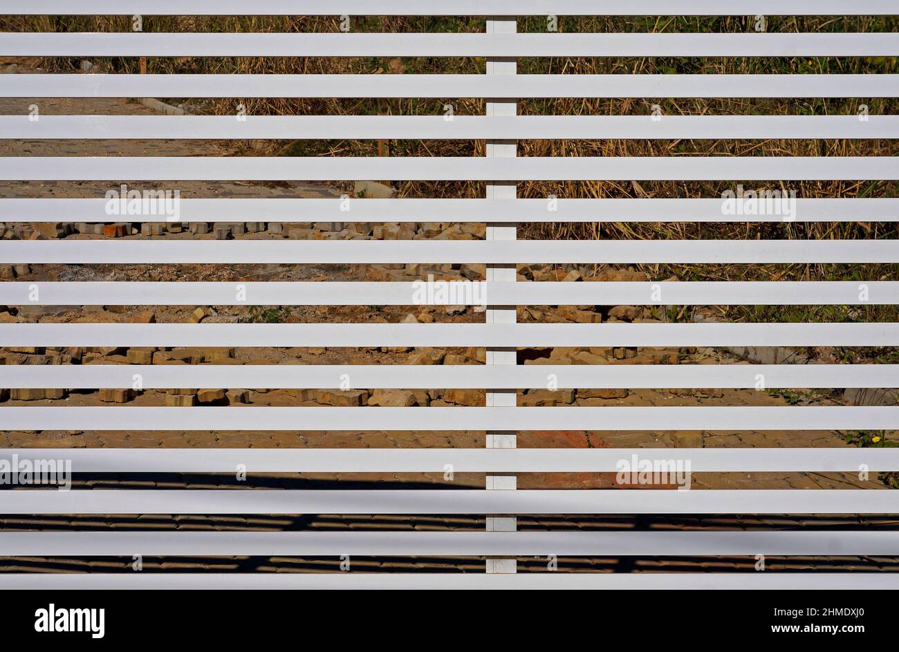 Horizontales Gitter auf modernem metallischem Tor Stockfoto
