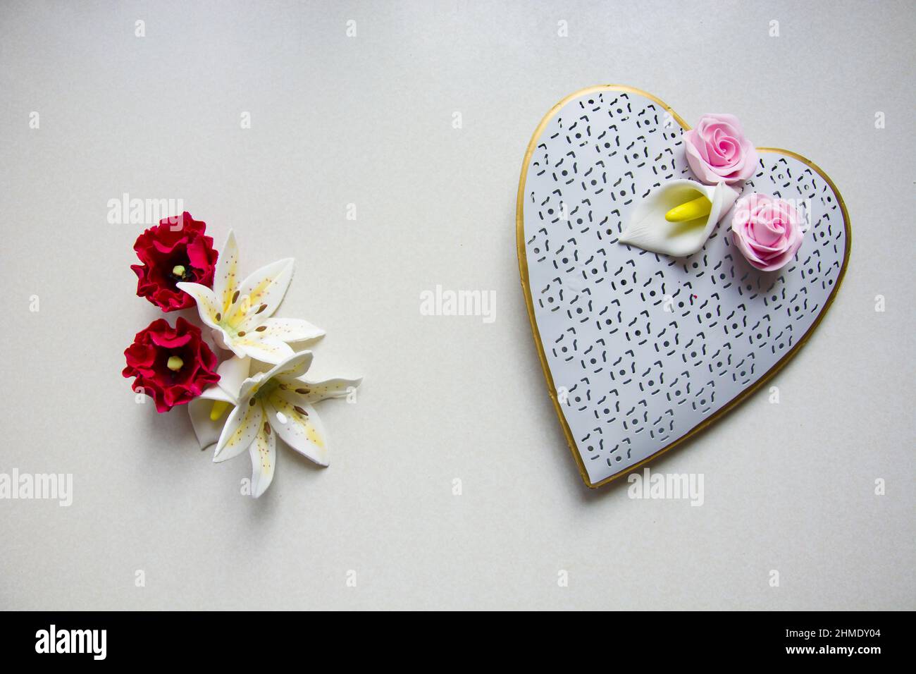 Herz-Ornament mit bunten Blumen aus Zucker, Draufsicht Stockfoto