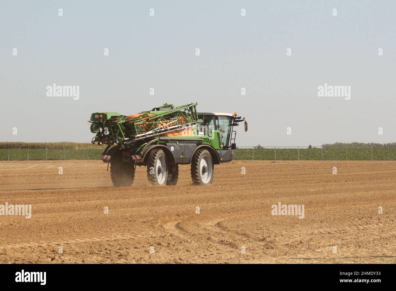 Im september fährt eine große selbstfahrende Spritzmaschine auf dem Land auf den Feldern Stockfoto