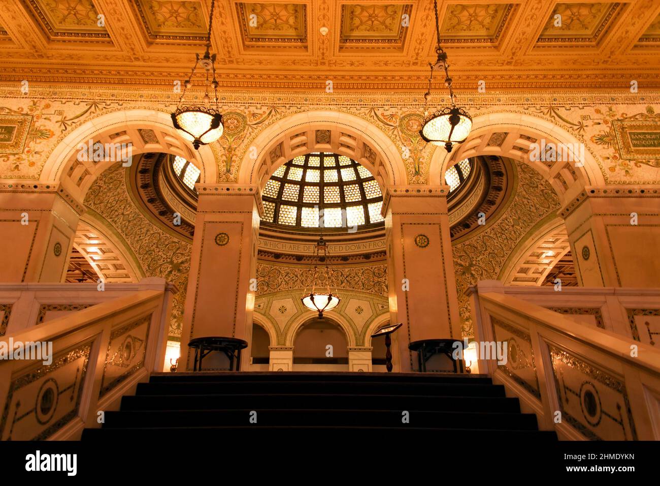 Innenansicht der Treppe und des Tiffany Glass Dome, in der Preston Bradley Hall, Chicago, Illinois Stockfoto