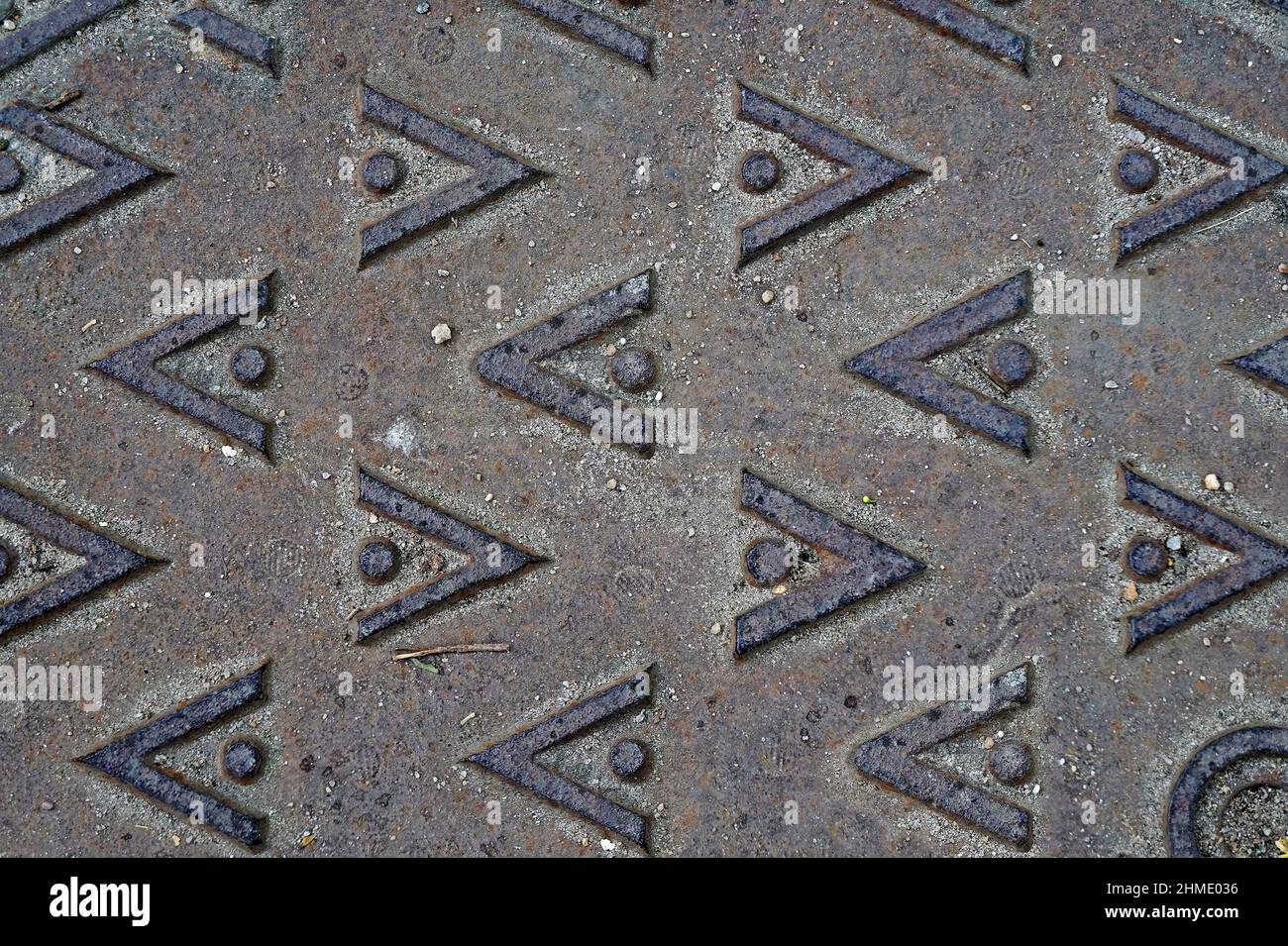 Metallische Oberfläche mit Pfeilen und Punkten Stockfoto