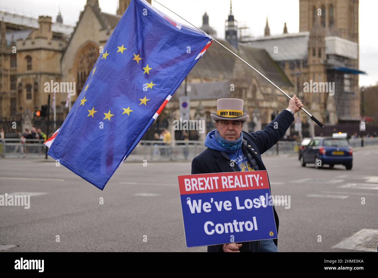 London, Großbritannien. 09th. Februar 2022. Der Anti-Brexit-Protestierende Steven Bray sah während der Demonstration vor dem Parlamentsgebäude die EU-Flagge schwenken und ein Plakat an.Anti-Tory- und Anti-Regierung-Demonstranten versammelten sich in Westminster während der wöchentlichen PMQ (Fragen des Premierministers) (Foto: Thomas Krych/SOPA Images/Sipa USA) Quelle: SIPA USA/Alamy Live News Stockfoto
