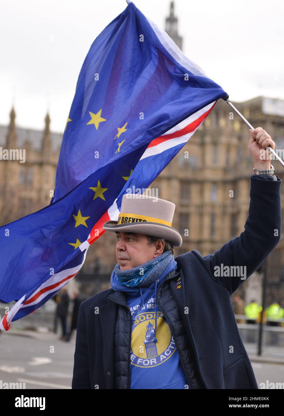 London, Großbritannien. 09th. Februar 2022. Der Anti-Brexit-Protestierende Steven Bray sah während der Demonstration die EU-Flagge vor dem Parlamentsgebäude schwenken.Anti-Tory- und Anti-Regierung-Demonstranten versammelten sich in Westminster während der wöchentlichen PMQ's (Fragen des Premierministers) (Foto: Thomas Krych/SOPA Images/Sipa USA) Quelle: SIPA USA/Alamy Live News Stockfoto