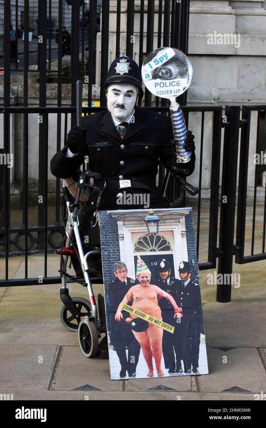 London, Großbritannien. 9th. Februar 2022. Protest vor dem Parlament, während Boris Johnson zur Fragestunde des Premierministers erscheint. Kredit: JOHNNY ARMSTEAD/Alamy Live Nachrichten Stockfoto