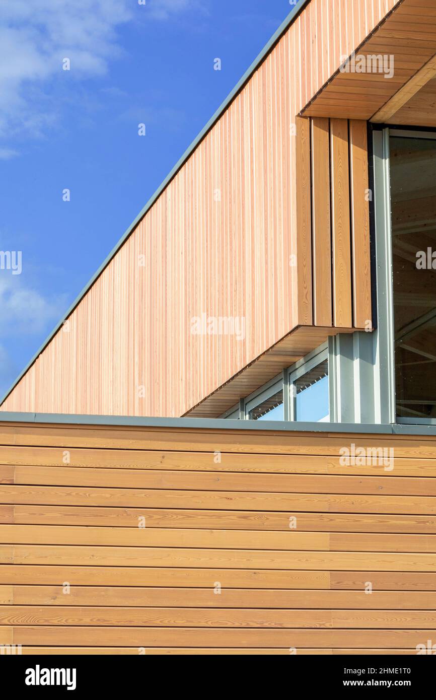 Holzdetails am Eingang. Besucherzentrum Der Royal Horticultural Society, Worsley, Salford, Großbritannien. Architekt: Hodder & Partners, 2021. Stockfoto