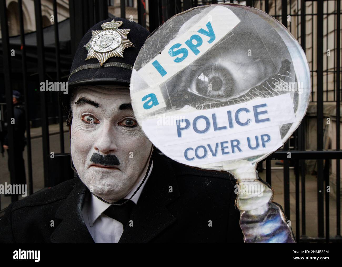 London, Großbritannien. 9th. Februar 2022. Demonstrator als Polizist gekleidet demonstriert über die polizeilichen Ermittlungen zu den Parteien in der Downing Street, Quelle: Mark Thomas/Alamy Live News Stockfoto