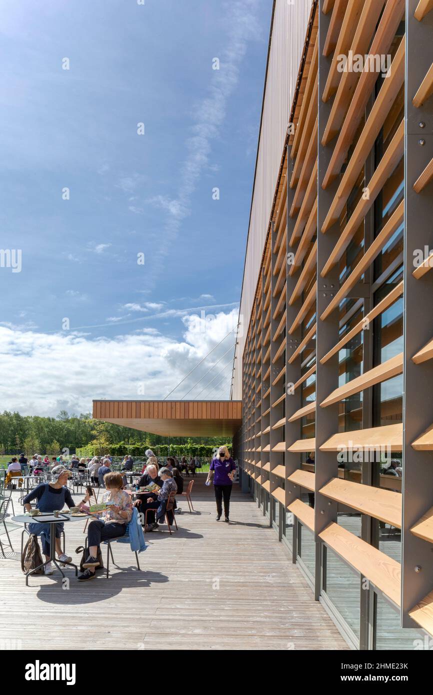 Blick auf die nach Süden gelegenen Lamellen mit Sitzgelegenheiten im Freien. Besucherzentrum Der Royal Horticultural Society, Worsley, Salford, Großbritannien. Architekt: Stockfoto