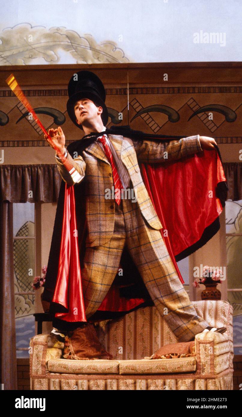 Denis Lawson (Jim Lancaster) in MR CINDERS von Clifford Grey & Greatrex Newman im Fortune Theatre, London WC2 27/04/1983 A King’s Head Theatre Club Produktion zusätzliche Texte von Leo Robin Musik von Vivian Ellis & Richard Myers Bühnenbild: Norman Coates Kostüme: Marty Flood Choreograph: Kenn Oldfield Regie: Tony Craven Stockfoto