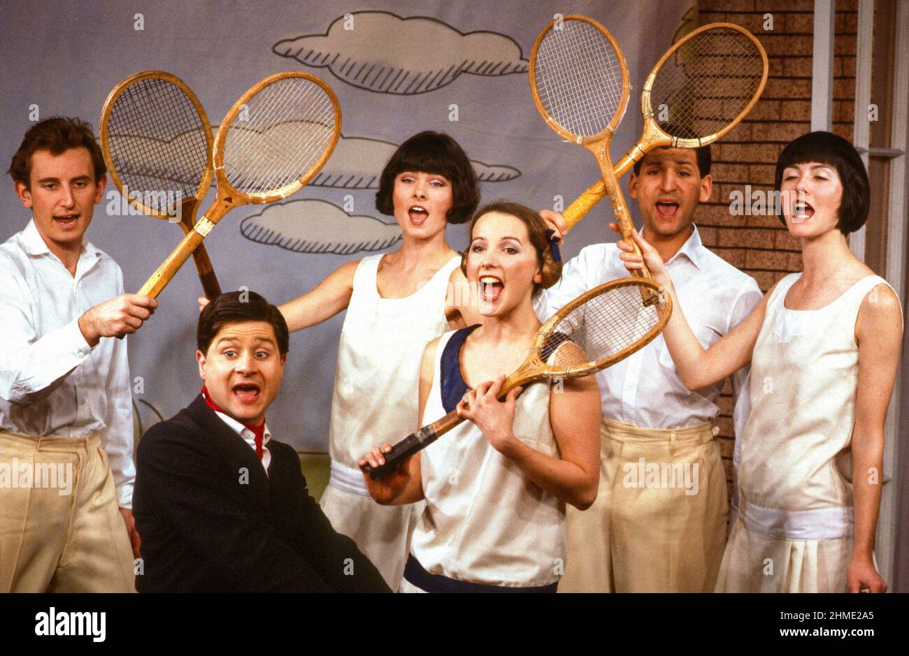 l-r: Nicky Rubin (Bunny Hayes), Philip Bird (Guy), Janet Dibley (Enid Brinkley), Andrea Kealy (Phyllis Paterson), Zane Stanley (Charles Wild), Janthea Williams (Cynthia Boyce) in MR CINDERS von Clifford Grey & Greatrex Newman im King’s Head Theatre Club, London N1 05/01/1983 zusätzliche Texte von Leo Robin Musik von Vivian Ellis & Richard Myers Bühnenbild: Norman Coates Kostüme: Marty Flood Choreograph: Kenn Oldfield Regie: Tony Craven Stockfoto