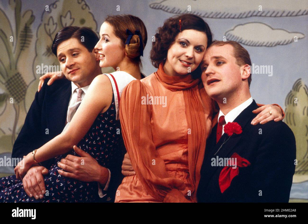 l-r: Philip Bird (Guy), Andrea Kealy (Phyllis Paterson), Diana Martin (Minerva Kemp), Graham Hoadly (Lumley) in MR CINDERS von Clifford Gray & Greatrex Newman im King’s Head Theatre Club, London N1 05/01/198 zusätzliche Texte von Leo Robin Musik von Vivian Ellis & Richard Myers Bühnenbild: Norman Coates Kostüme: Marty Flood Choreograph: Kenn Oldfield Regie: Tony Craven Stockfoto