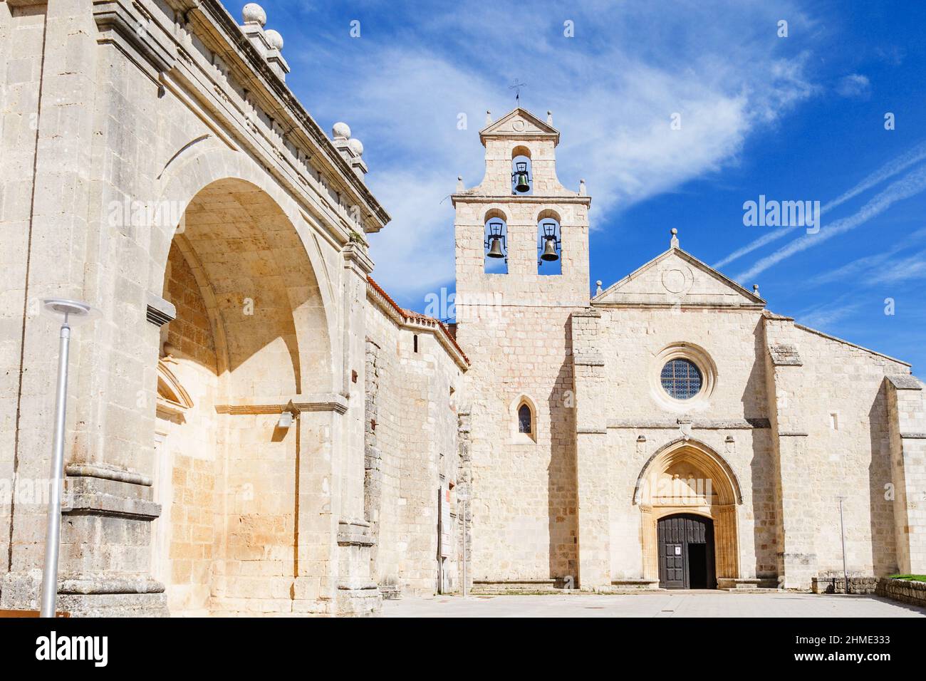 Fassade der Kirche und des Klosters San Juan de Ortega. Meilenstein in Camino de Santiago Stockfoto