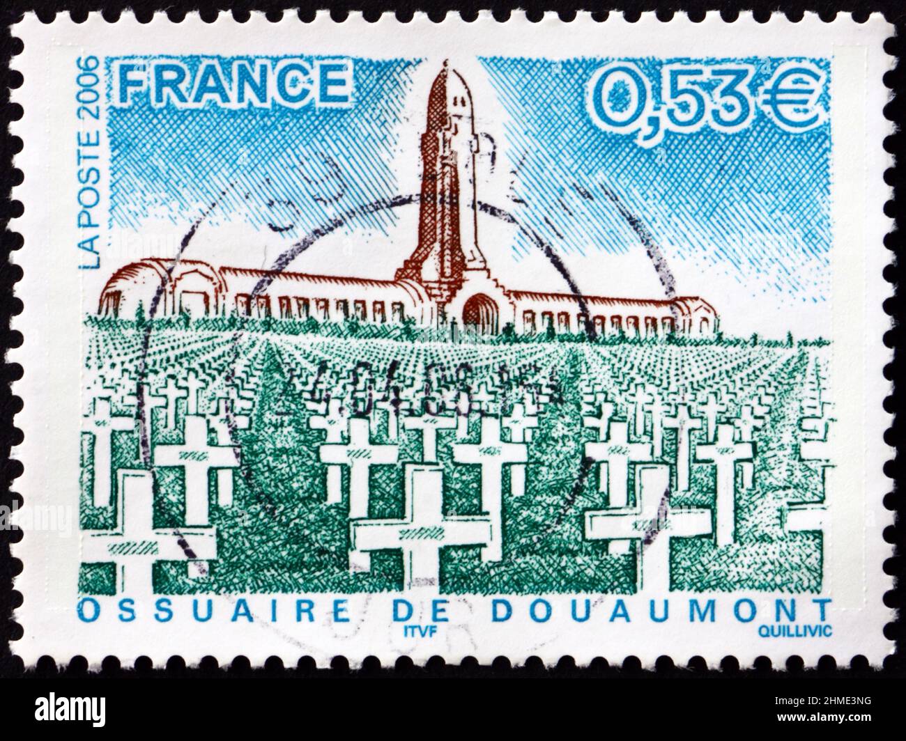 FRANKREICH - UM 2006: Eine in Frankreich gedruckte Marke zeigt Douaumont Ossuary, ein Denkmal, das die Skelettreste von Soldaten enthält, die am Schlagstock starben Stockfoto
