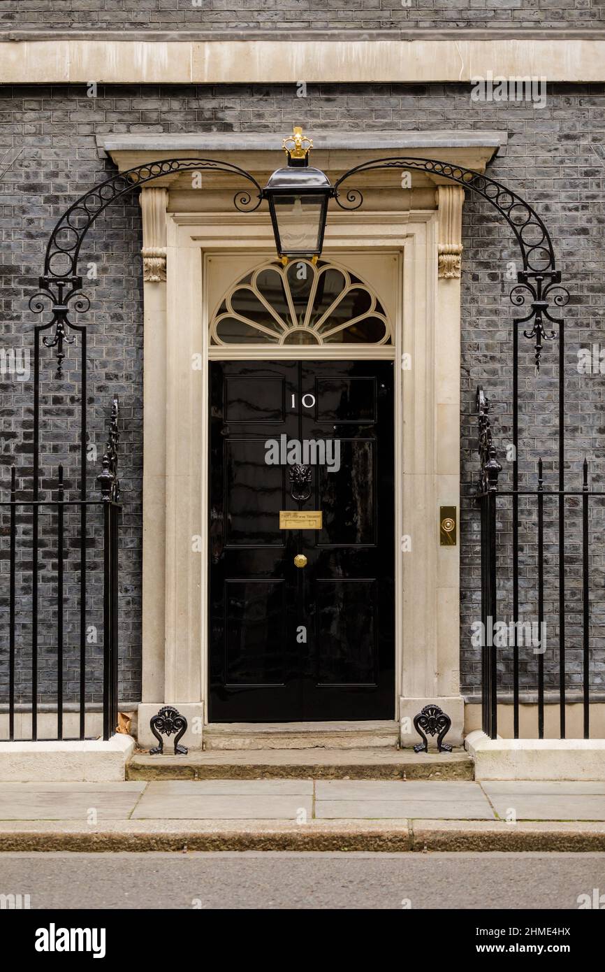 Berühmte schwarze Tür an der Nummer 10 Downing Street, London, Großbritannien Stockfoto