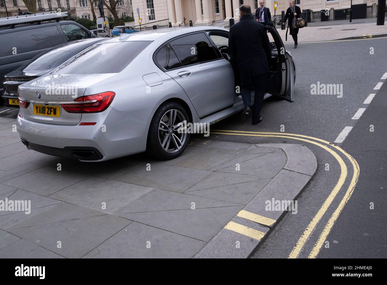Am 9th. Februar 2022, in London, England, wird ein Autofahrer mit einem schlecht geparkten BMW-Auto gesehen, der sich über eine zweifach gelbe Linie und die Bordsteinkante umgedreht und auf den Bürgersteig an der Ecke der Pall Mall im Zentrum Londons führt. Stockfoto