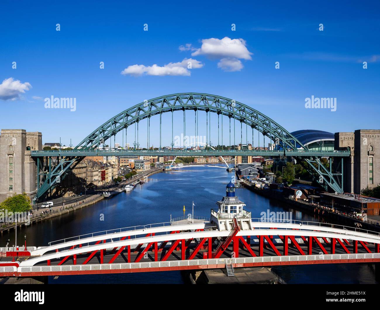 Blick auf die Ufer des Flusses Tyne in Newcastle und Gateshead an einem schönen sonnigen Tag Stockfoto