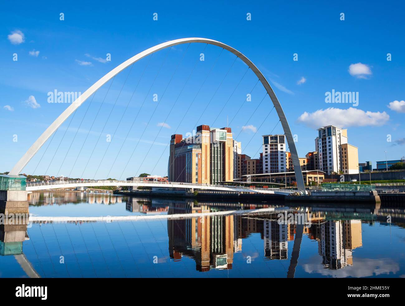 Blick auf die Gateshead Millennium Bridge in Newcastle upon Tyne (England) mit Baltic Center for Contemporary Art an einem schönen sonnigen Tag Stockfoto