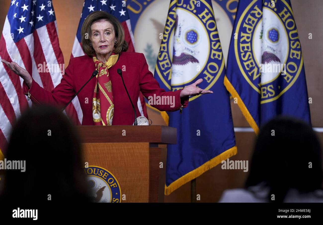 Washington, Usa. 09th. Februar 2022. Die Sprecherin des Repräsentantenhauses, Nancy Pelosi (D-CA), spricht am Mittwoch, den 9. Februar 2022, während einer Pressekonferenz im US-Kapitolgebäude in Washington, DC. Sprecher Pelosi beantwortete Fragen zu Themen wie der bevorstehenden Rede zur Lage der Union, Impfungen und Inflation. Foto von Leigh Vogel/UPI Credit: UPI/Alamy Live News Stockfoto