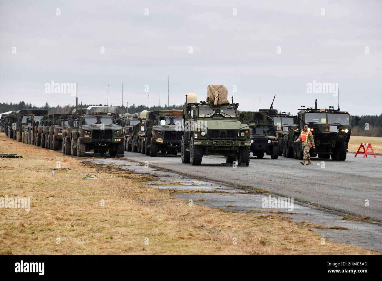 Grafenwoehr, Deutschland. 09th. Februar 2022. Am 9. Februar 2022 warten verschiedene taktische Fahrzeuge, die dem Kavallerieregiment 2nd und 2nd zugewiesen wurden, darauf, auf Lastwagen auf dem Flugplatz Rose Barracks Air Field des 7th Army Training Command, Vilseck, Deutschland, verladen zu werden. Das Squadron wird in den kommenden Tagen nach Rumänien entsnien, um die mehr als 900 US-Dienstmitglieder, die bereits in Rumänien sind, zu erweitern. Dieser Schritt soll auf das aktuelle Sicherheitsumfeld reagieren und die abschreckende und defensive Haltung an der Ostflanke der NATO stärken. Foto von Gertrud Zach/USA Armee/UPI Kredit: UPI/Alamy Live Nachrichten Stockfoto