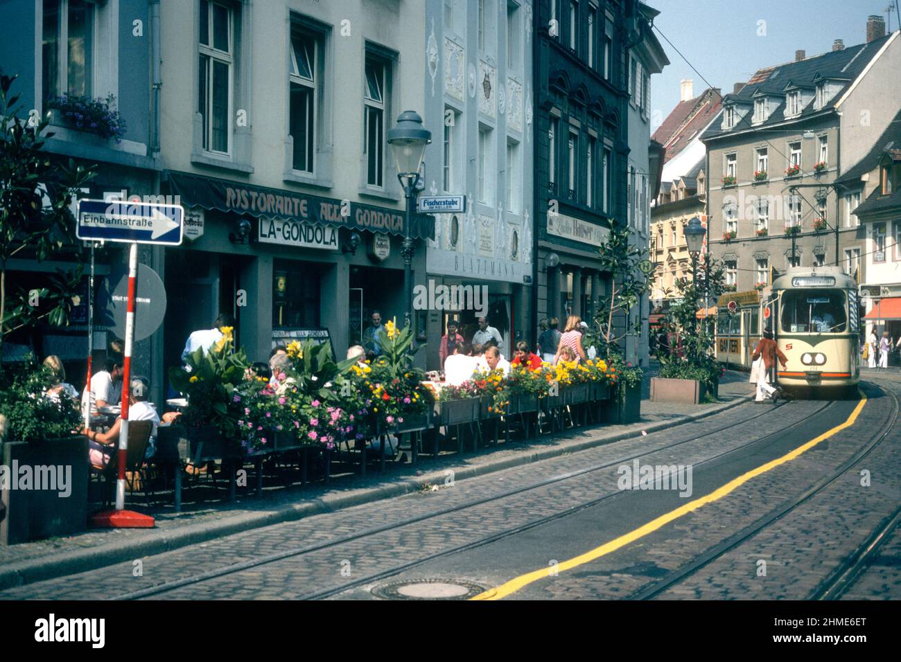 Straßenszene mit Straßenbahn 1981, Freiburg, Baden-Württemberg, Deutschland Stockfoto
