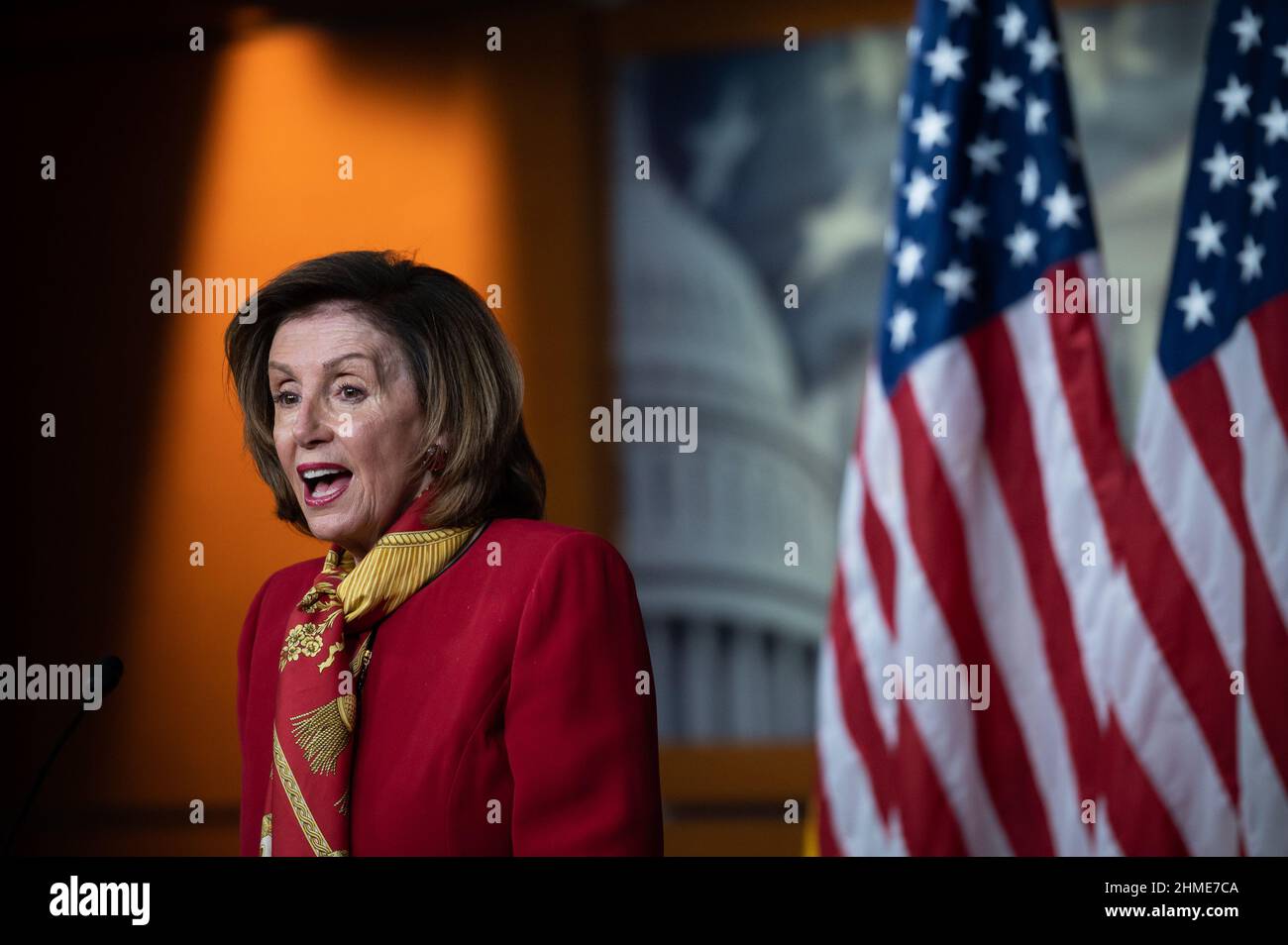 Washington, USA. 09th. Februar 2022. Die Sprecherin des Hauses, Nancy Pelosi (D-CA), spricht während ihrer wöchentlichen Pressekonferenz am Mittwoch, den 9. Februar, im US-Kapitol in Washington, DC, mit den Medien. 2022. Inmitten einer Flut von diplomatischen und legislativen Maßnahmen zur Lage an der Grenze zwischen der Ukraine und Russland verhandeln parteiübergreifende Gesetzgeber weiterhin ein ganzjähriges Finanzierungspaket vor einer Schließung. (Graeme Sloan/Sipa USA) Quelle: SIPA USA/Alamy Live News Stockfoto