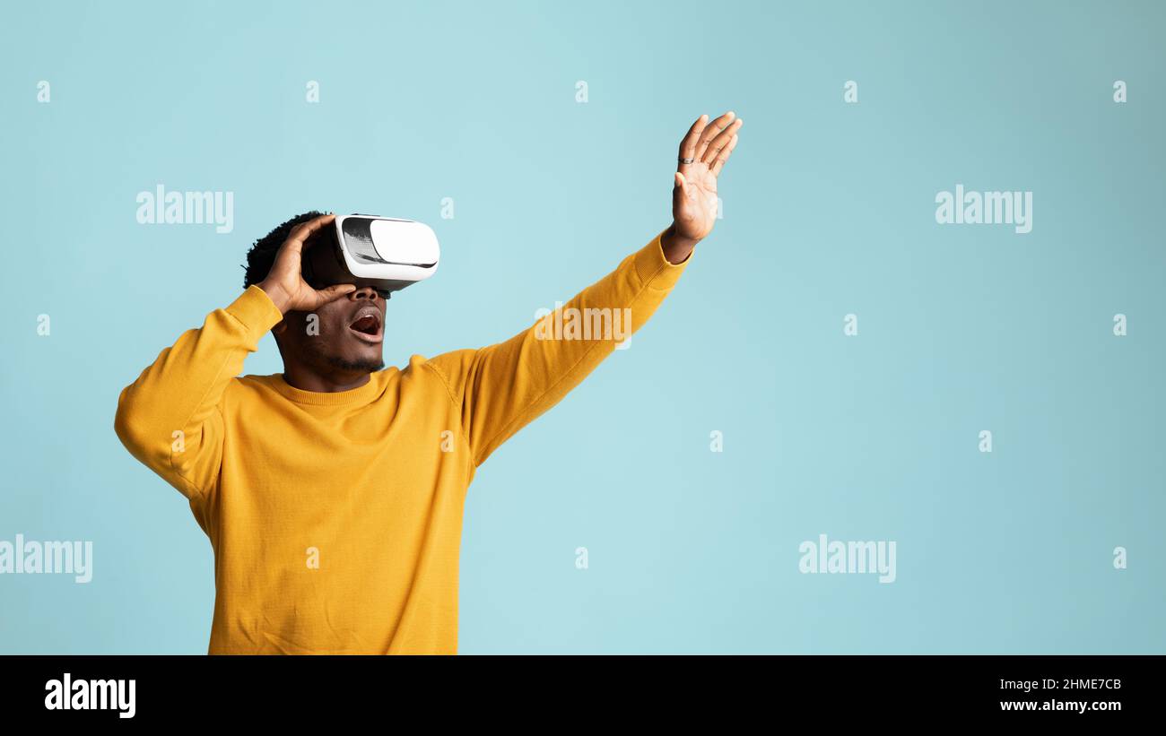 Junger afroamerikanischer Kerl mit VR-Brille Stockfoto
