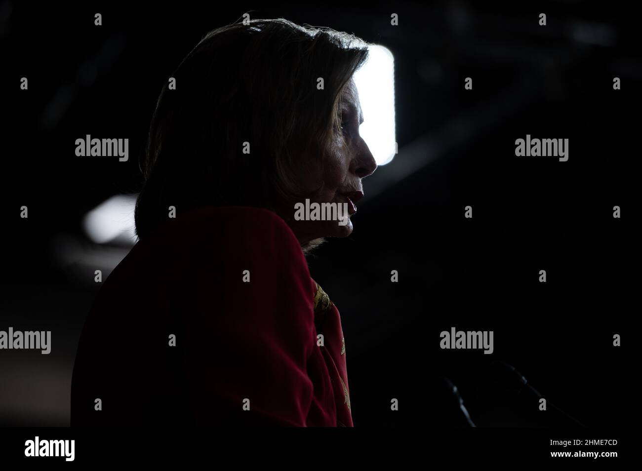 Washington, USA. 09th. Februar 2022. Die Sprecherin des Hauses, Nancy Pelosi (D-CA), spricht während ihrer wöchentlichen Pressekonferenz am Mittwoch, den 9. Februar, im US-Kapitol in Washington, DC, mit den Medien. 2022. Inmitten einer Flut von diplomatischen und legislativen Maßnahmen zur Lage an der Grenze zwischen der Ukraine und Russland verhandeln parteiübergreifende Gesetzgeber weiterhin ein ganzjähriges Finanzierungspaket vor einer Schließung. (Graeme Sloan/Sipa USA) Quelle: SIPA USA/Alamy Live News Stockfoto
