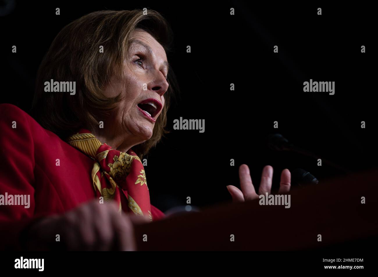Washington, USA. 09th. Februar 2022. Die Sprecherin des Hauses, Nancy Pelosi (D-CA), spricht während ihrer wöchentlichen Pressekonferenz am Mittwoch, den 9. Februar, im US-Kapitol in Washington, DC, mit den Medien. 2022. Inmitten einer Flut von diplomatischen und legislativen Maßnahmen zur Lage an der Grenze zwischen der Ukraine und Russland verhandeln parteiübergreifende Gesetzgeber weiterhin ein ganzjähriges Finanzierungspaket vor einer Schließung. (Graeme Sloan/Sipa USA) Quelle: SIPA USA/Alamy Live News Stockfoto