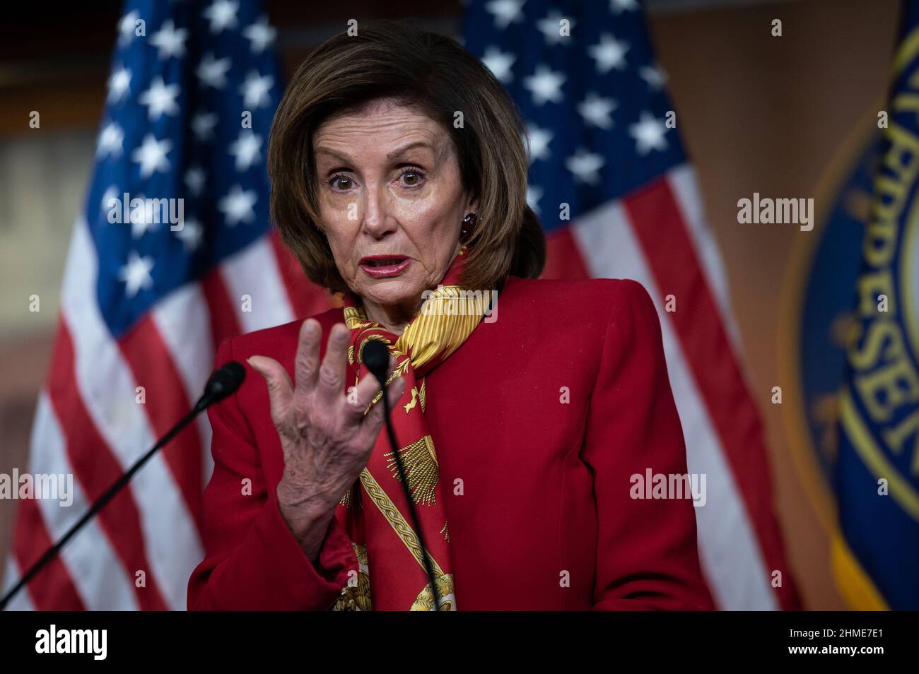 Washington, USA. 09th. Februar 2022. Die Sprecherin des Hauses, Nancy Pelosi (D-CA), spricht während ihrer wöchentlichen Pressekonferenz am Mittwoch, den 9. Februar, im US-Kapitol in Washington, DC, mit den Medien. 2022. Inmitten einer Flut von diplomatischen und legislativen Maßnahmen zur Lage an der Grenze zwischen der Ukraine und Russland verhandeln parteiübergreifende Gesetzgeber weiterhin ein ganzjähriges Finanzierungspaket vor einer Schließung. (Graeme Sloan/Sipa USA) Quelle: SIPA USA/Alamy Live News Stockfoto