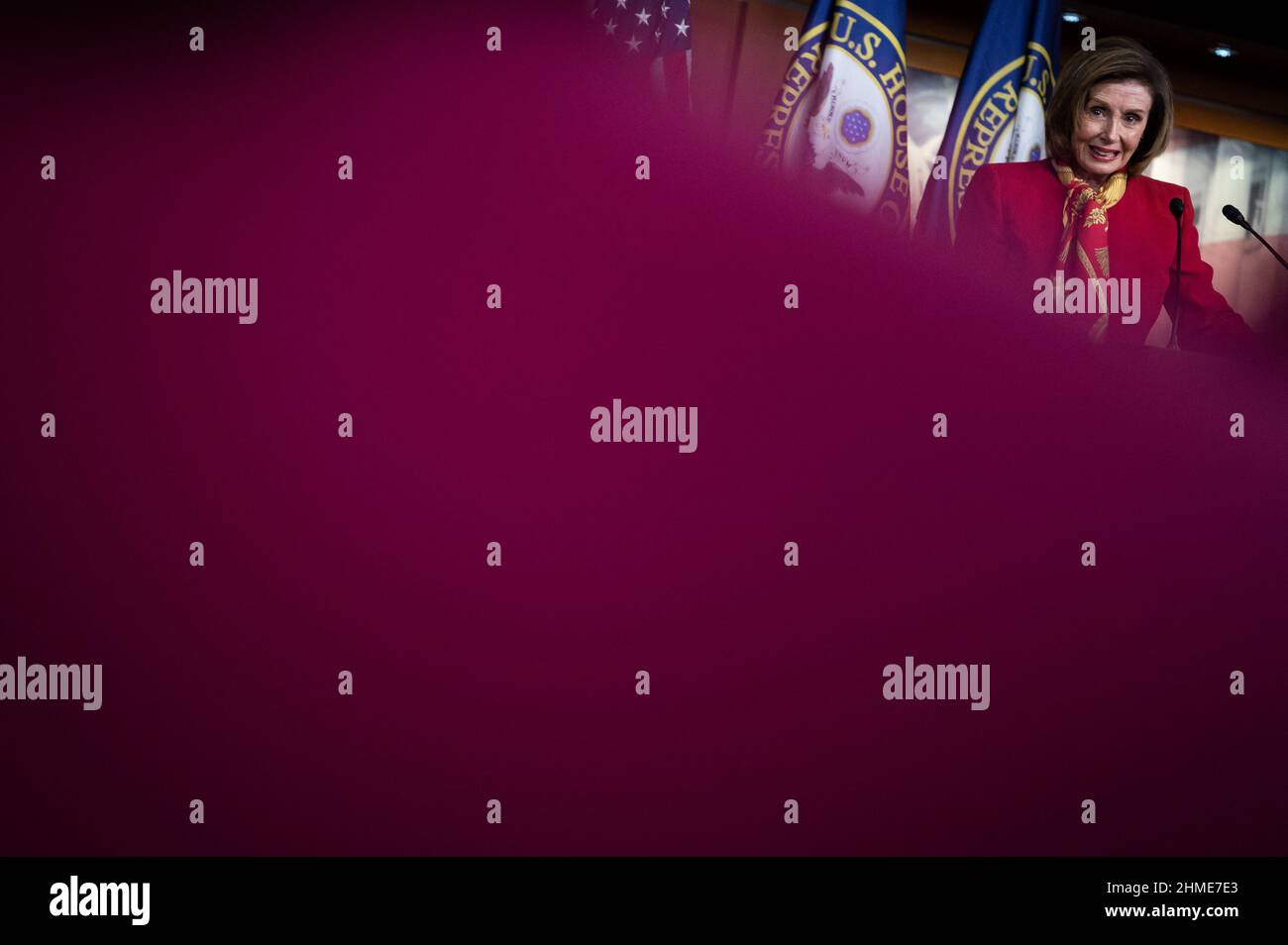 Washington, USA. 09th. Februar 2022. Die Sprecherin des Hauses, Nancy Pelosi (D-CA), spricht während ihrer wöchentlichen Pressekonferenz am Mittwoch, den 9. Februar, im US-Kapitol in Washington, DC, mit den Medien. 2022. Inmitten einer Flut von diplomatischen und legislativen Maßnahmen zur Lage an der Grenze zwischen der Ukraine und Russland verhandeln parteiübergreifende Gesetzgeber weiterhin ein ganzjähriges Finanzierungspaket vor einer Schließung. (Graeme Sloan/Sipa USA) Quelle: SIPA USA/Alamy Live News Stockfoto