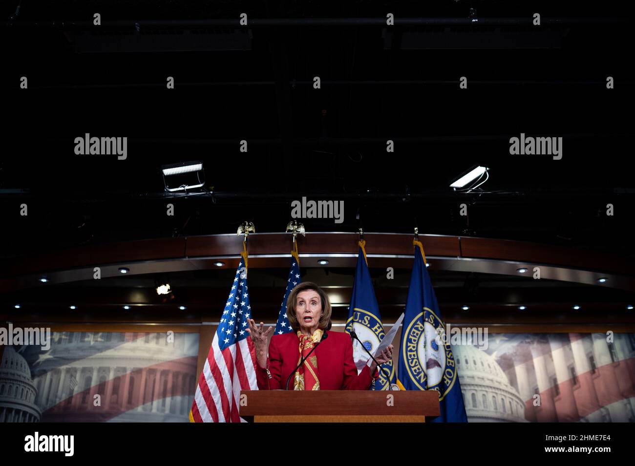 Washington, USA. 09th. Februar 2022. Die Sprecherin des Hauses, Nancy Pelosi (D-CA), spricht während ihrer wöchentlichen Pressekonferenz am Mittwoch, den 9. Februar, im US-Kapitol in Washington, DC, mit den Medien. 2022. Inmitten einer Flut von diplomatischen und legislativen Maßnahmen zur Lage an der Grenze zwischen der Ukraine und Russland verhandeln parteiübergreifende Gesetzgeber weiterhin ein ganzjähriges Finanzierungspaket vor einer Schließung. (Graeme Sloan/Sipa USA) Quelle: SIPA USA/Alamy Live News Stockfoto