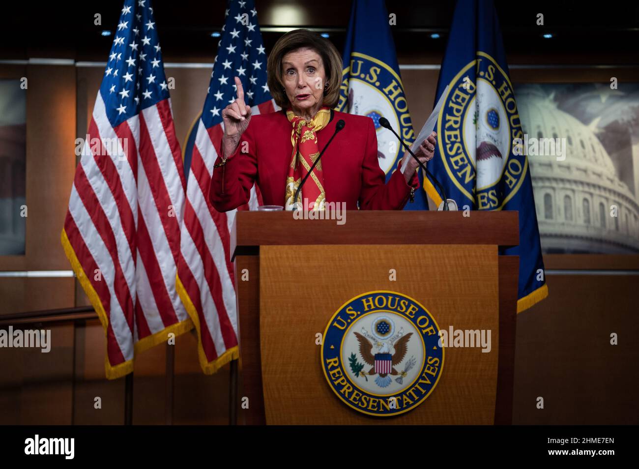 Washington, USA. 09th. Februar 2022. Die Sprecherin des Hauses, Nancy Pelosi (D-CA), spricht während ihrer wöchentlichen Pressekonferenz am Mittwoch, den 9. Februar, im US-Kapitol in Washington, DC, mit den Medien. 2022. Inmitten einer Flut von diplomatischen und legislativen Maßnahmen zur Lage an der Grenze zwischen der Ukraine und Russland verhandeln parteiübergreifende Gesetzgeber weiterhin ein ganzjähriges Finanzierungspaket vor einer Schließung. (Graeme Sloan/Sipa USA) Quelle: SIPA USA/Alamy Live News Stockfoto