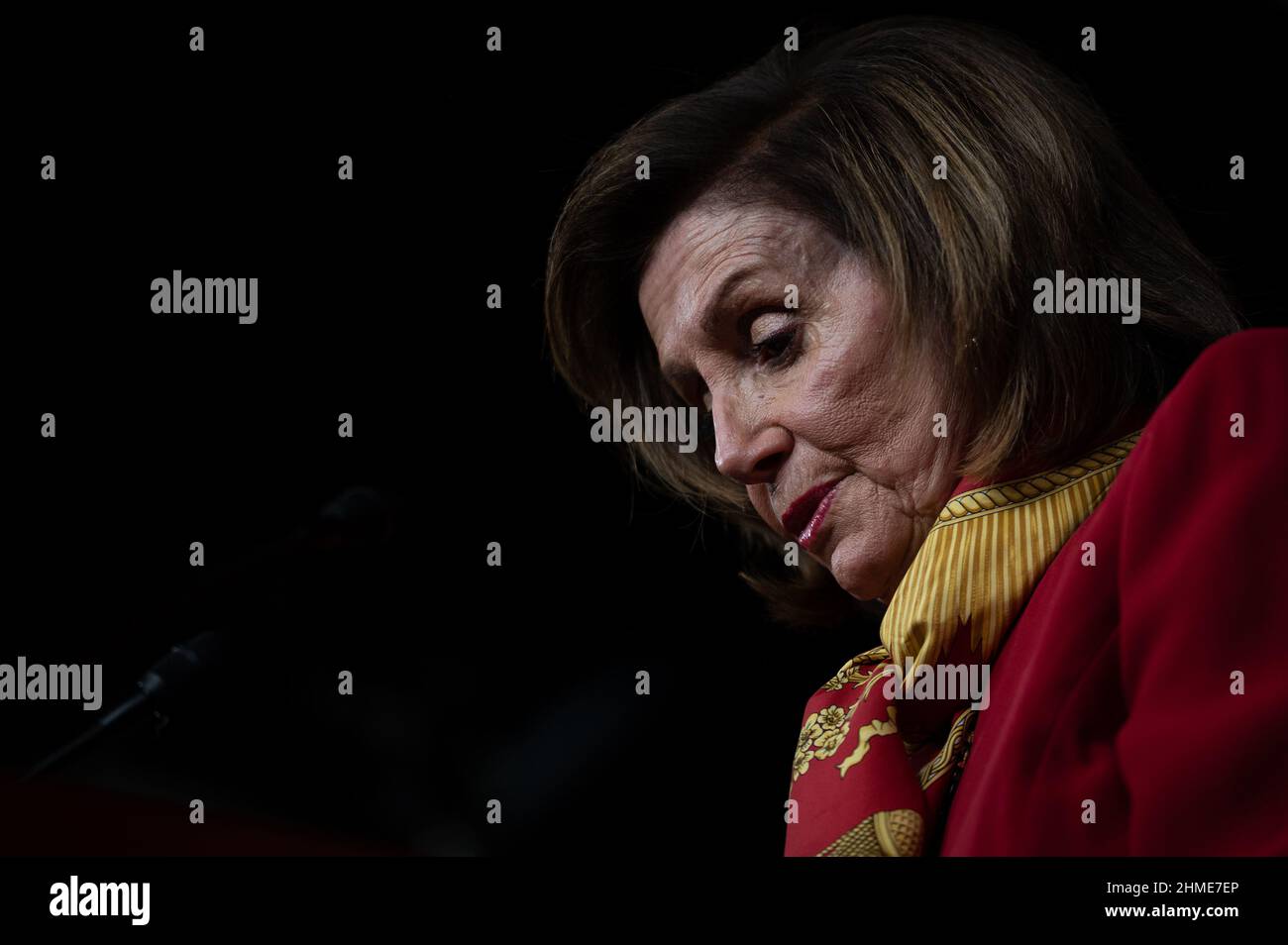 Washington, USA. 09th. Februar 2022. Die Sprecherin des Hauses, Nancy Pelosi (D-CA), spricht während ihrer wöchentlichen Pressekonferenz am Mittwoch, den 9. Februar, im US-Kapitol in Washington, DC, mit den Medien. 2022. Inmitten einer Flut von diplomatischen und legislativen Maßnahmen zur Lage an der Grenze zwischen der Ukraine und Russland verhandeln parteiübergreifende Gesetzgeber weiterhin ein ganzjähriges Finanzierungspaket vor einer Schließung. (Graeme Sloan/Sipa USA) Quelle: SIPA USA/Alamy Live News Stockfoto