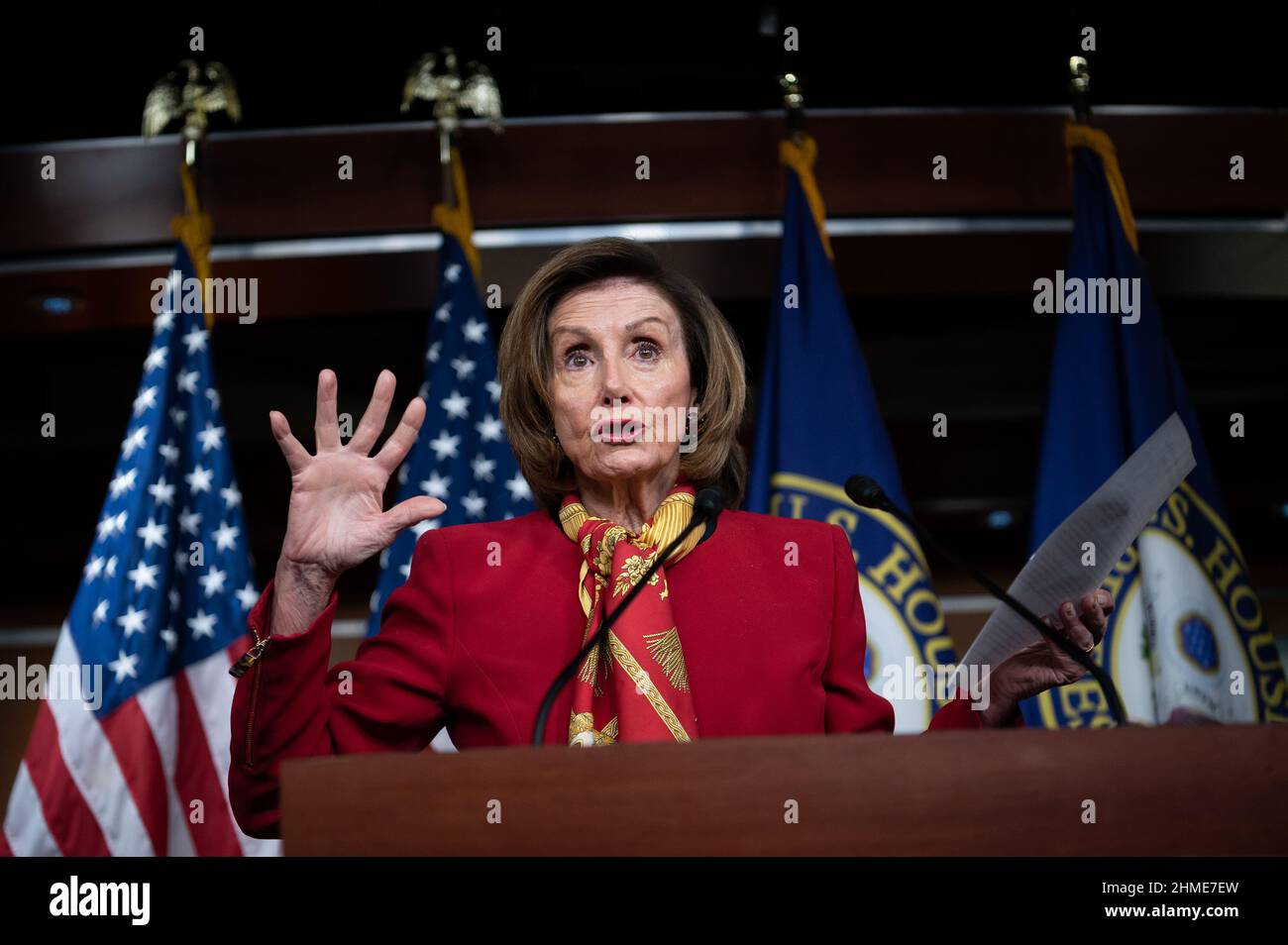 Washington, USA. 09th. Februar 2022. Die Sprecherin des Hauses, Nancy Pelosi (D-CA), spricht während ihrer wöchentlichen Pressekonferenz am Mittwoch, den 9. Februar, im US-Kapitol in Washington, DC, mit den Medien. 2022. Inmitten einer Flut von diplomatischen und legislativen Maßnahmen zur Lage an der Grenze zwischen der Ukraine und Russland verhandeln parteiübergreifende Gesetzgeber weiterhin ein ganzjähriges Finanzierungspaket vor einer Schließung. (Graeme Sloan/Sipa USA) Quelle: SIPA USA/Alamy Live News Stockfoto