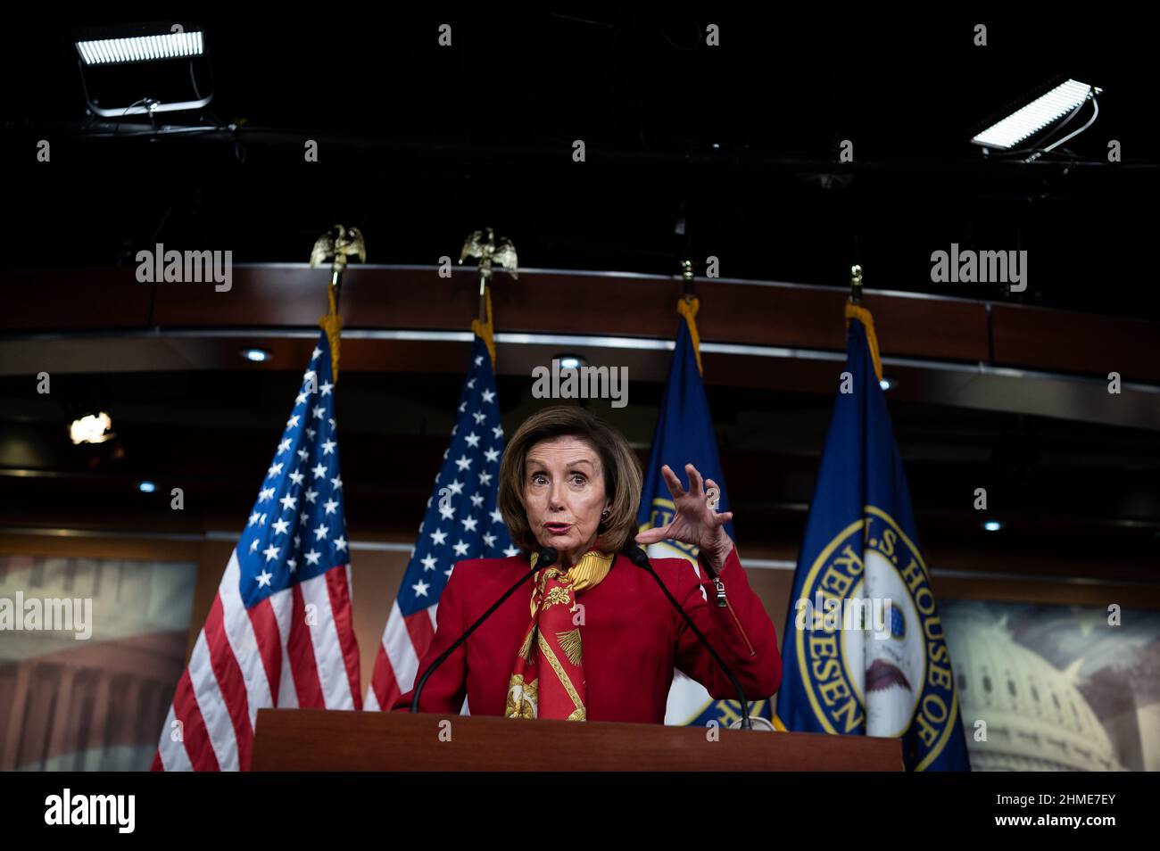 Washington, USA. 09th. Februar 2022. Die Sprecherin des Hauses, Nancy Pelosi (D-CA), spricht während ihrer wöchentlichen Pressekonferenz am Mittwoch, den 9. Februar, im US-Kapitol in Washington, DC, mit den Medien. 2022. Inmitten einer Flut von diplomatischen und legislativen Maßnahmen zur Lage an der Grenze zwischen der Ukraine und Russland verhandeln parteiübergreifende Gesetzgeber weiterhin ein ganzjähriges Finanzierungspaket vor einer Schließung. (Graeme Sloan/Sipa USA) Quelle: SIPA USA/Alamy Live News Stockfoto