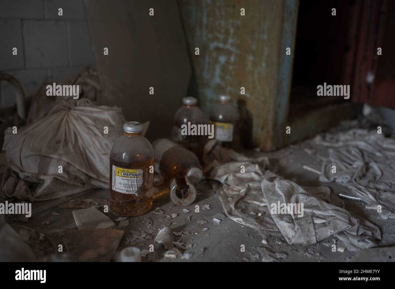 Im Krankenhaus in Pripyat, Ukraine, in der Nähe des Kernkraftwerks Tschernobyl, verfällt noch immer eine große Auswahl an Medikamenten, Möbeln und medizinischen Geräten. Stockfoto