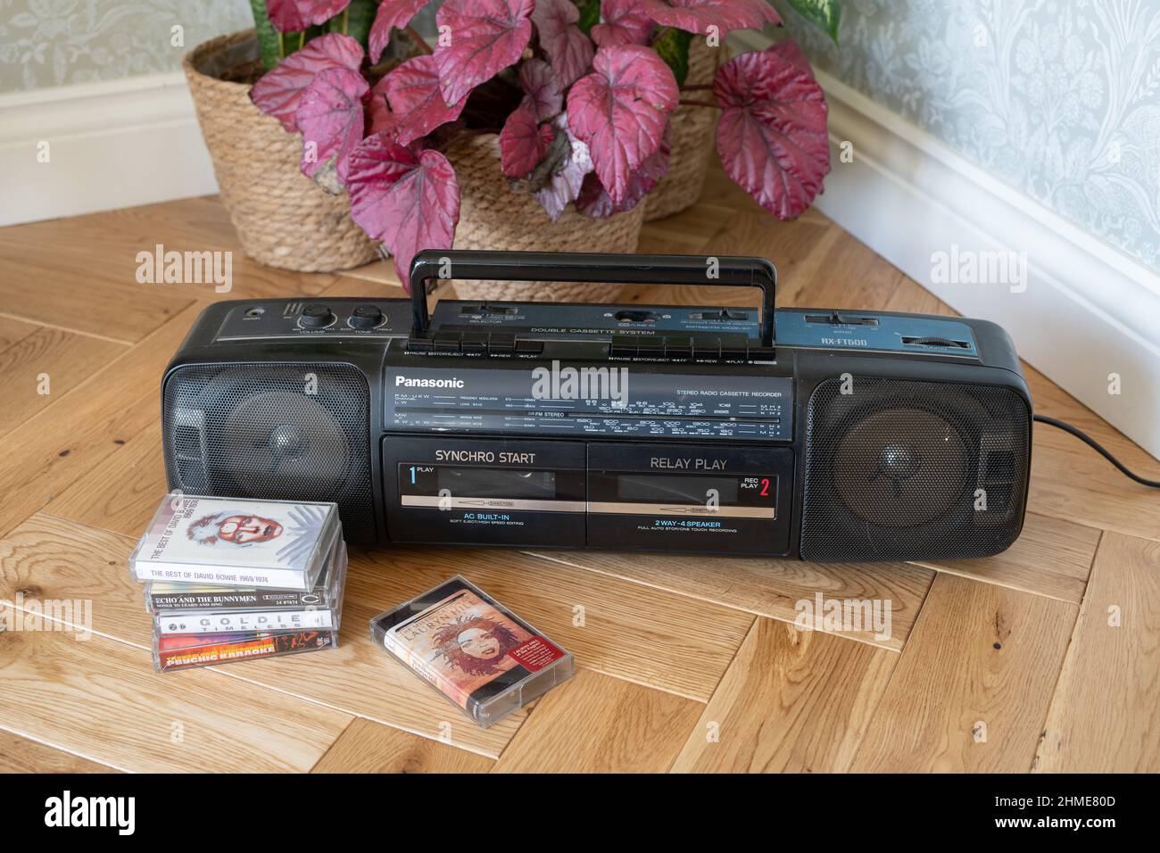 Ein Ghetto-Blaster-Kassettenspieler und Oldtimer-Kassetten in einer Inneneinrichtung. Retro-Musikkonzept. Reurgence in Interest im Kassettenformat. Stockfoto
