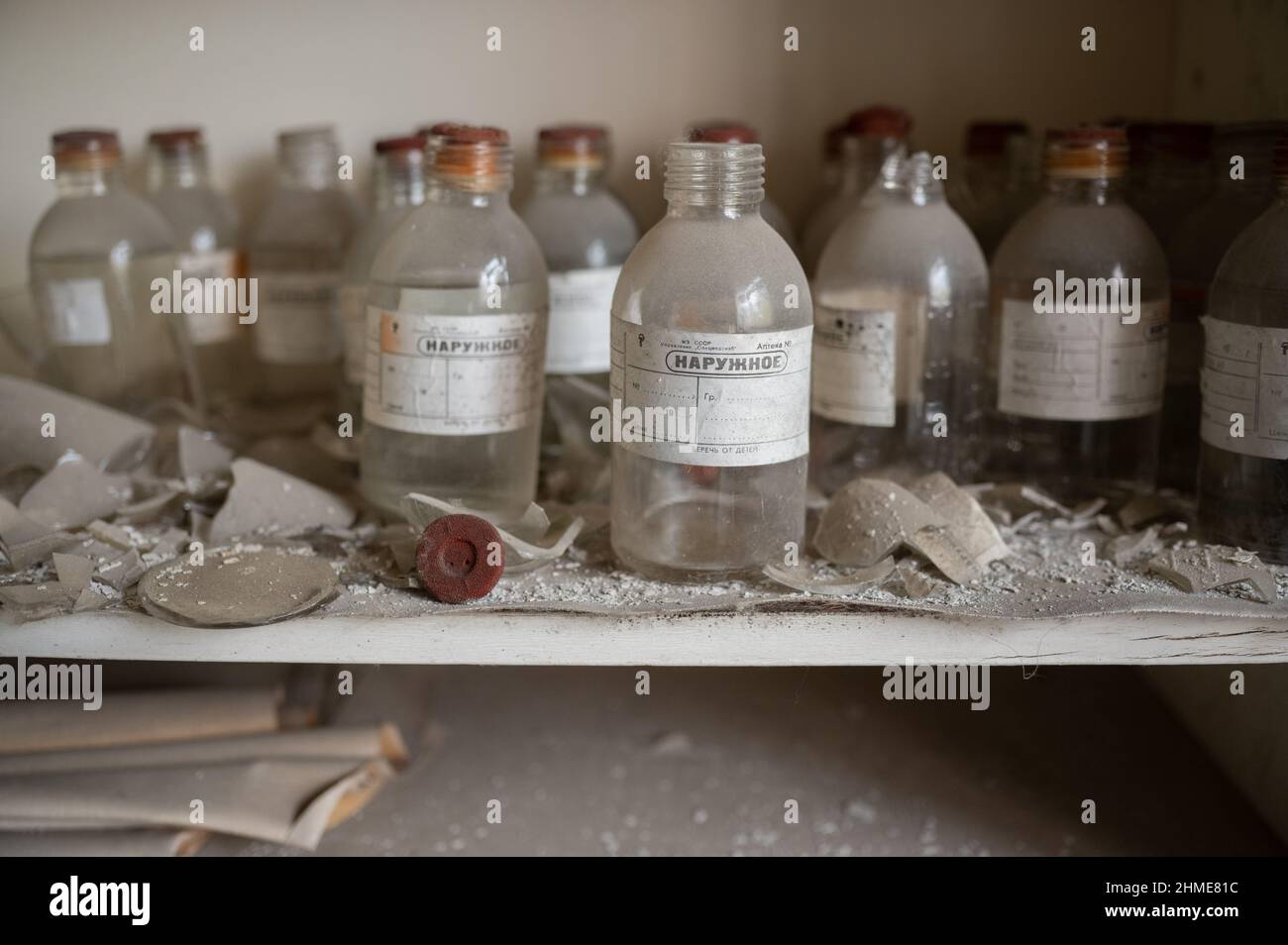 Im Krankenhaus in Pripyat, Ukraine, in der Nähe des Kernkraftwerks Tschernobyl, verfällt noch immer eine große Auswahl an Medikamenten, Möbeln und medizinischen Geräten. Stockfoto