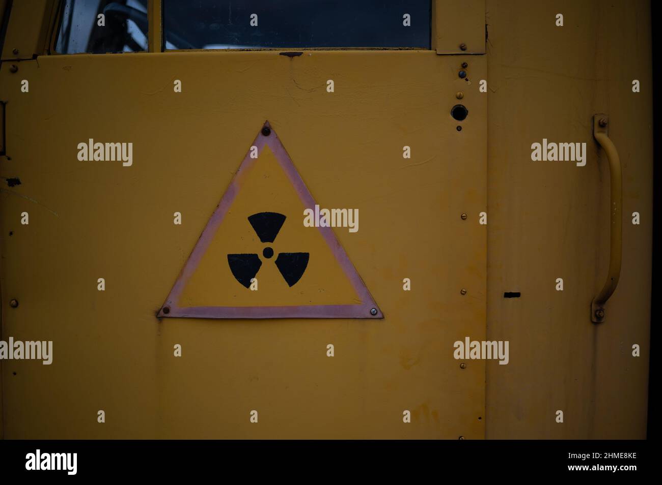 Ein klassisches radioaktives Warnschild an der Tür eines Lkw auf dem Fahrzeugfriedhof in Pripyat, Ukraine, in der Nähe des Kernkraftwerks Tschernobyl. Stockfoto