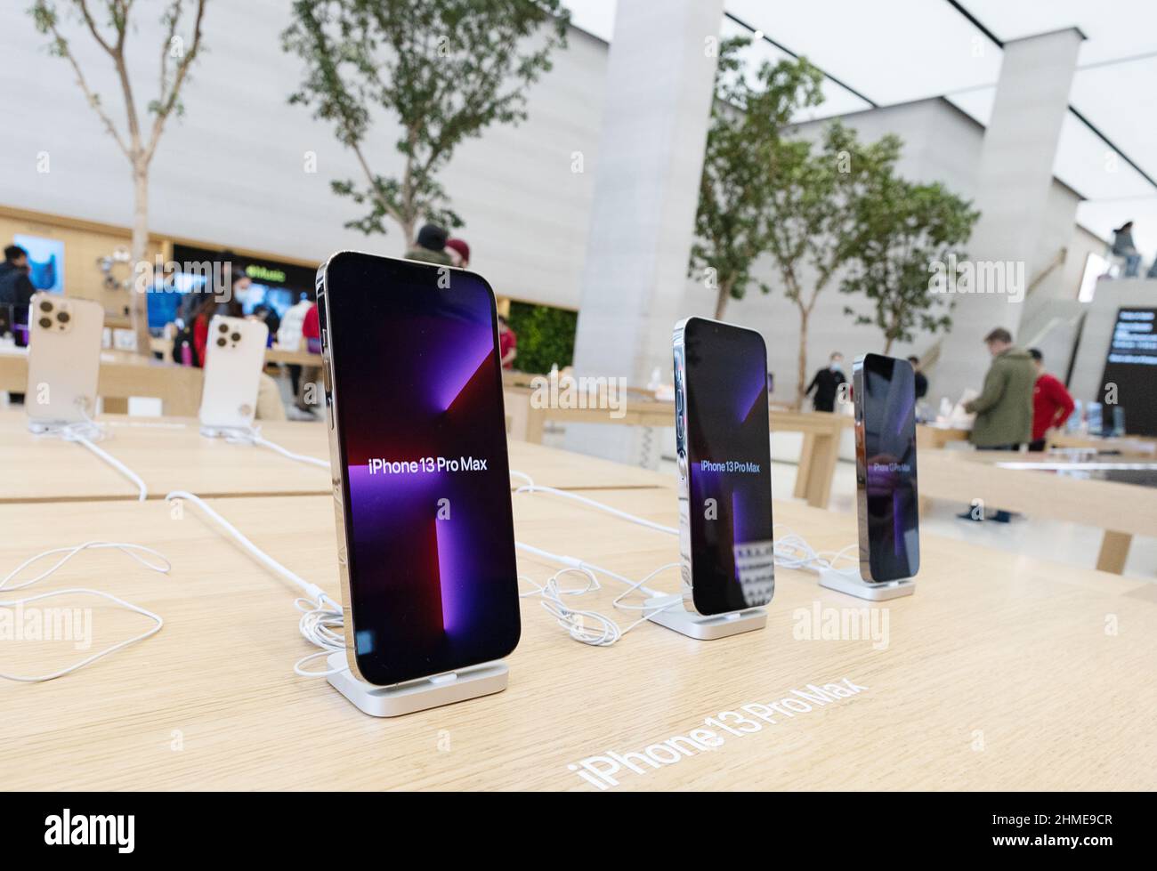 Apple iPhone 13 pro max Handys zum Verkauf im Apple Store Interior, Regent Street, London UK Stockfoto
