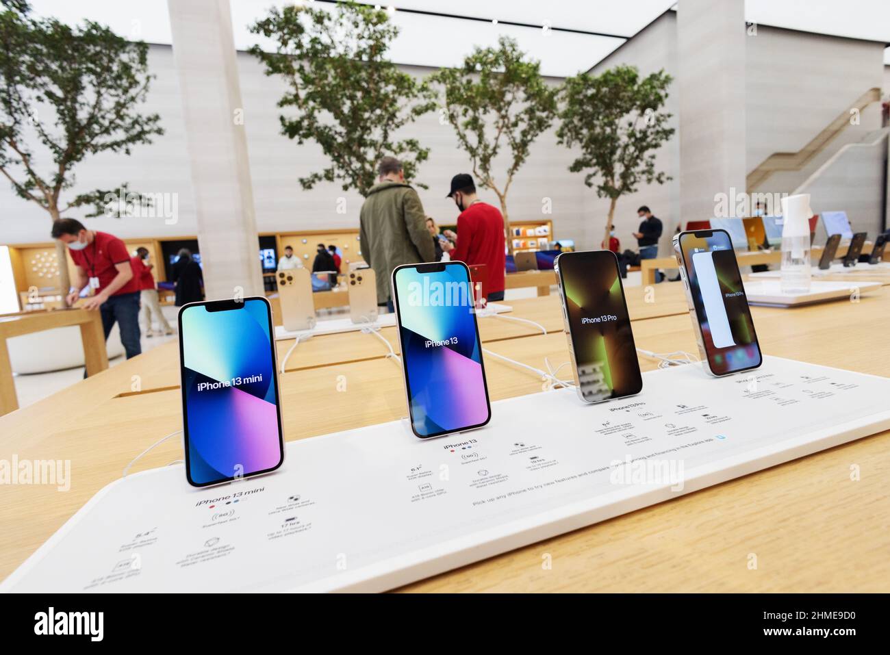 Apple iPhone 13 im Apple Store erhältlich - iPhone 13 mini, iPhone 13 und iPhone 13 Pro, Regent Street Apple Store, London UK Stockfoto