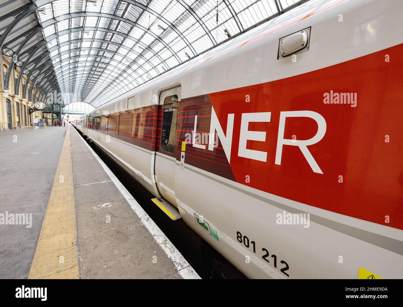 LNER Train. London North Eastern Railway Zug am Bahnsteig, Kings Cross Bahnhof, London UK Stockfoto