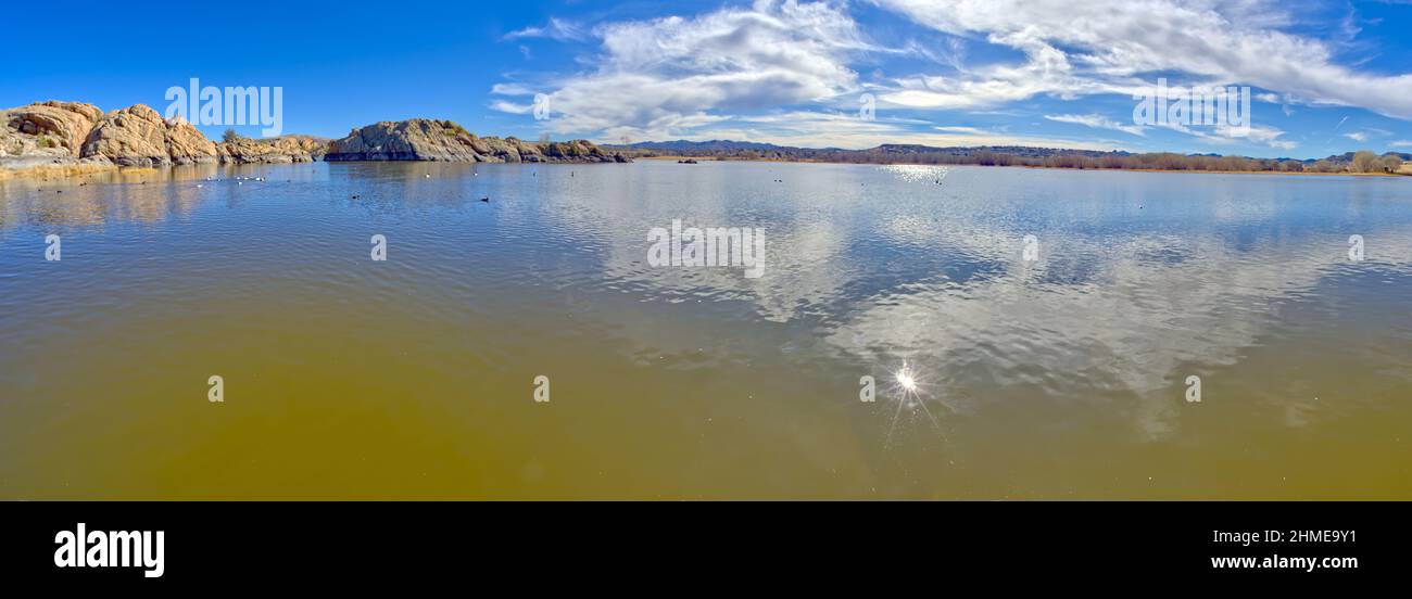 Panoramablick auf den Willow Lake vom nördlichen Bootssteg aus. Prescott, Arizona. Stockfoto