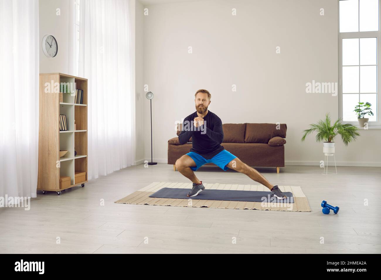 Motivierter Mann trainiert zu Hause Sport Stockfoto