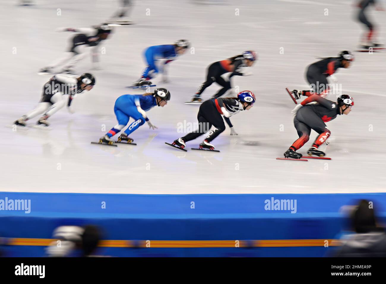 Peking, China. 09th. Februar 2022. Courtney Sarault aus Kanada, #2, führt das Spiel während des Speed Skating-Wettkampfs des Short Track Team Relay 3000m der Frauen im Capital Indoor Stadium bei den Olympischen Winterspielen 2022 in Peking am Mittwoch, den 9. Februar 2022, an. Bei Staffelläufen folgt ein zweites Team von Skatern auf der Innenseite, das bereit ist, mit Tags versehen zu werden. Foto von Richard Ellis/UPI Credit: UPI/Alamy Live News Stockfoto