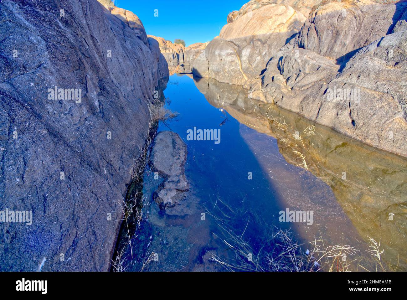Eine schmale Lagune auf der Südseite des Willow Lake in Prescott Arizona. Stockfoto