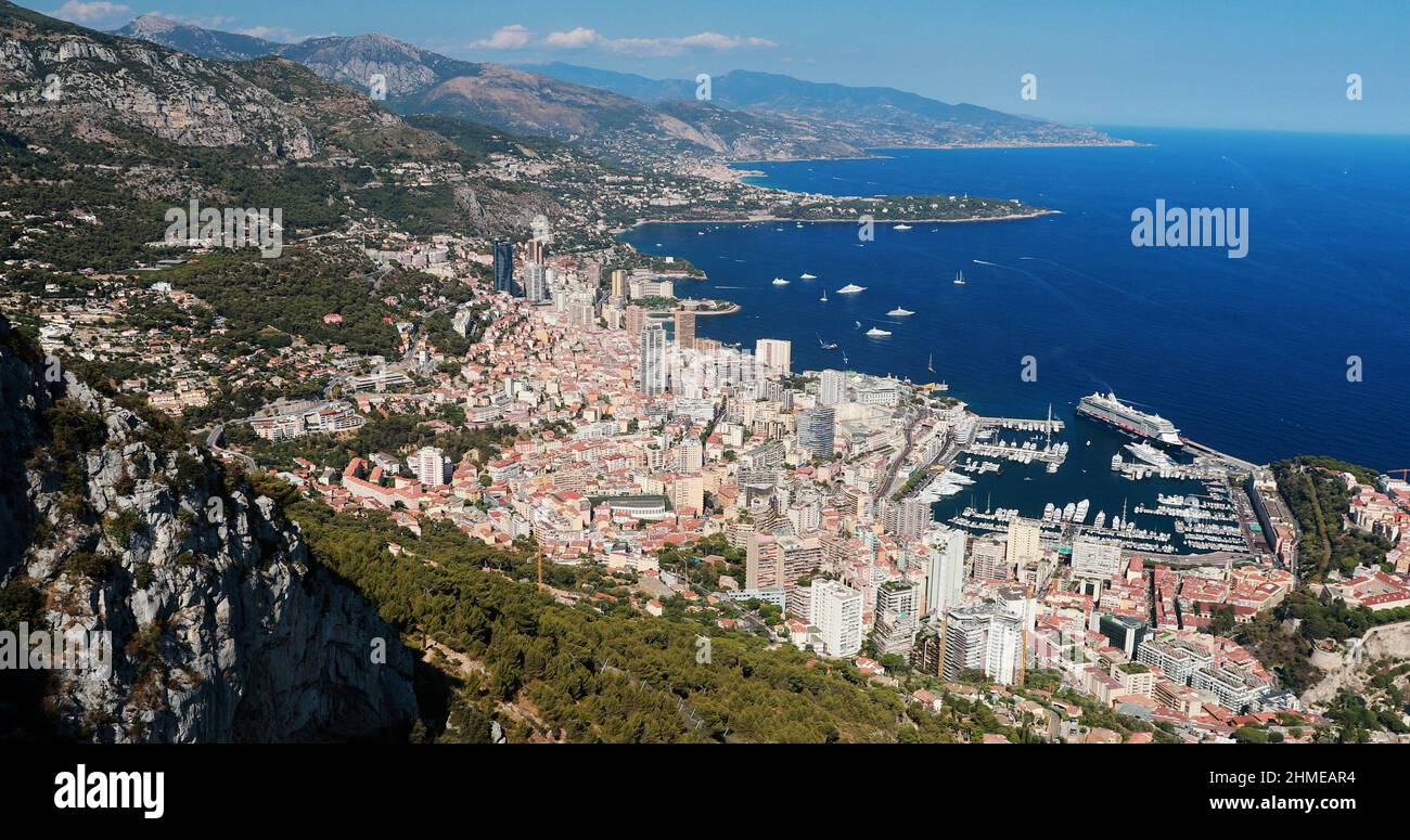 Luftaufnahme des Hafens Hercule des Fürstentums Monaco bei sonnigem Tag, Monte-Carlo, Aussichtspunkt in La Turbie, Megayachts, viele Boote, Cruiser-Linie Stockfoto