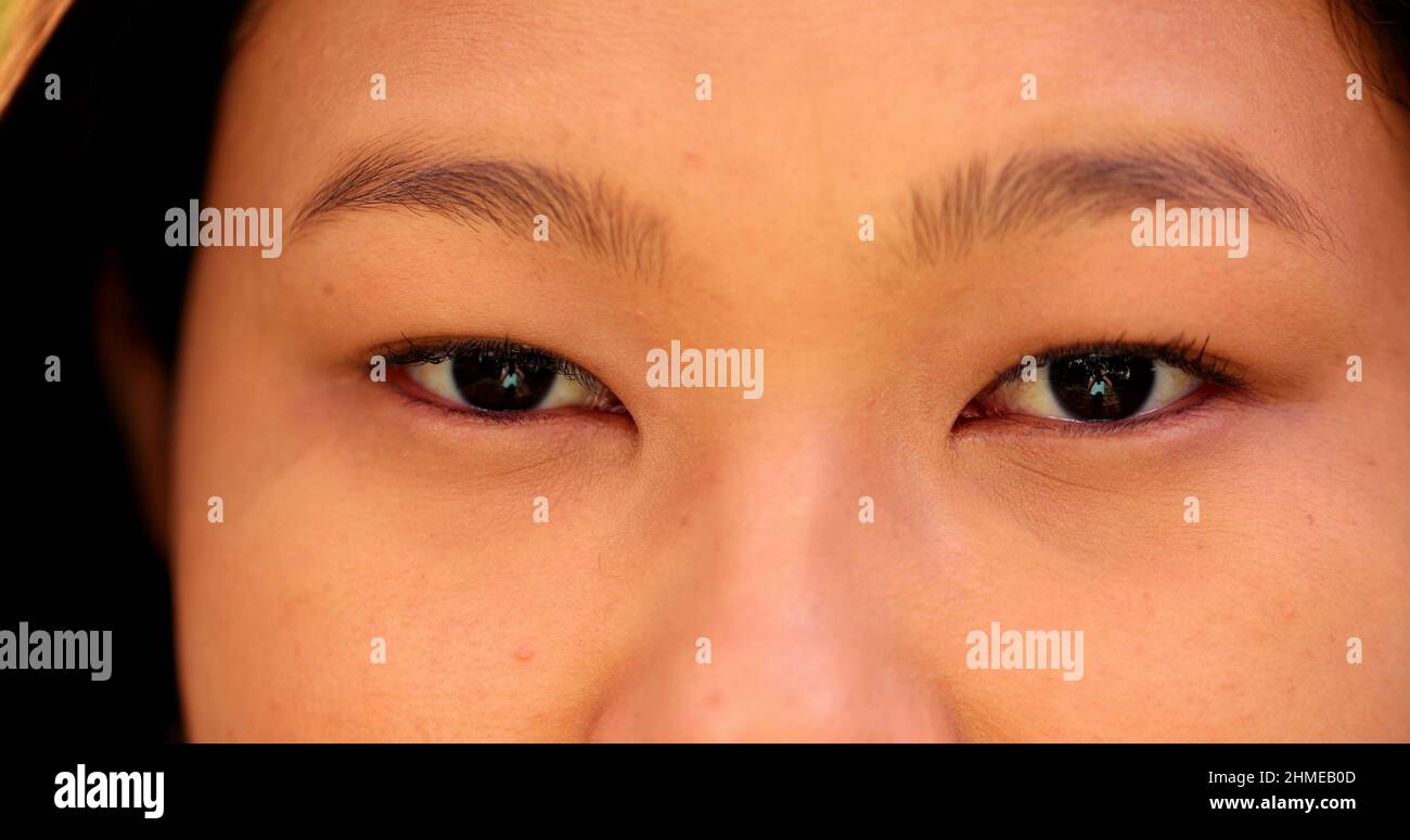 Asiatische Augen Makro-Nahaufnahme, japanische abstammende Frau starrt vor  die Kamera Stockfotografie - Alamy