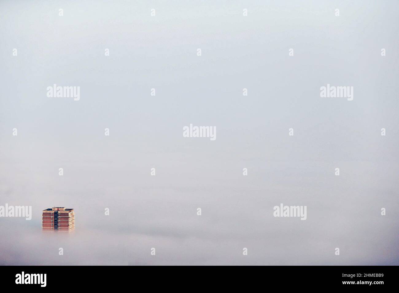 Hochhäuser und Apartments umgeben von tief liegenden Wolken in Belfast, Nordirland. Stockfoto